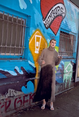 HOGY HOL IS A HELYE EGY ÓRIÁS KÖTÖTT RUHÁNAK? A KIEGÉSZÍTŐK ÚGY DÖNTÖTTEK, HOGY NEM OTTHON. Ruha RABENS SALONER Fülbevaló SASKIA DIEZ Szandál ASOS  