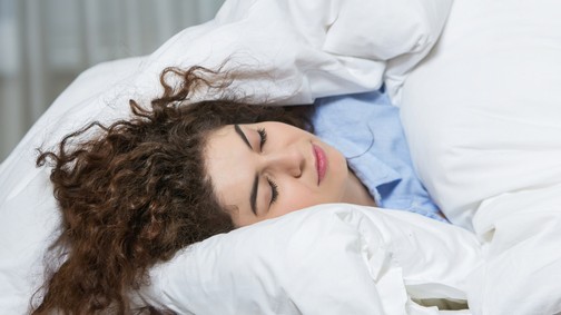 Félelmetes következménye lehet, ha az oldaladon alszol