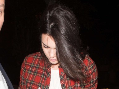 Most oldalról villantott cicit Kendall Jenner