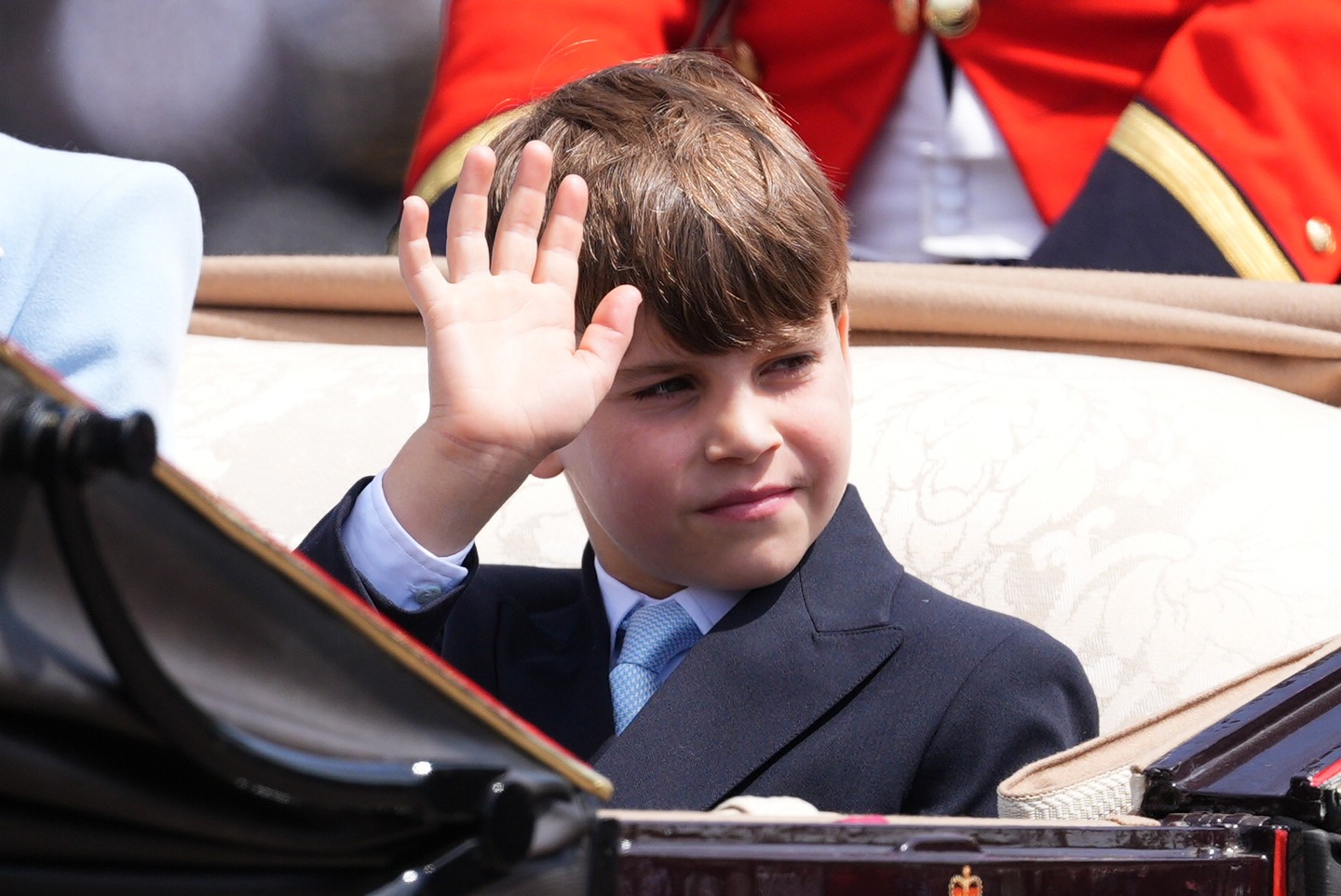 Lajos herceg az idei Trooping the Colour hintós felvonulásán igazi nagyfiúként, a royal protokollnak teljesen megfelelően viselkedett. Kedvesen integetett az összegyűlt tömegnek. 