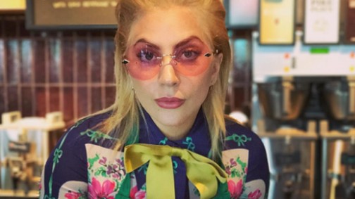 Lady Gaga tudja, hogyan járjon rajongói kedvében: ő a Starbucks új baristája!