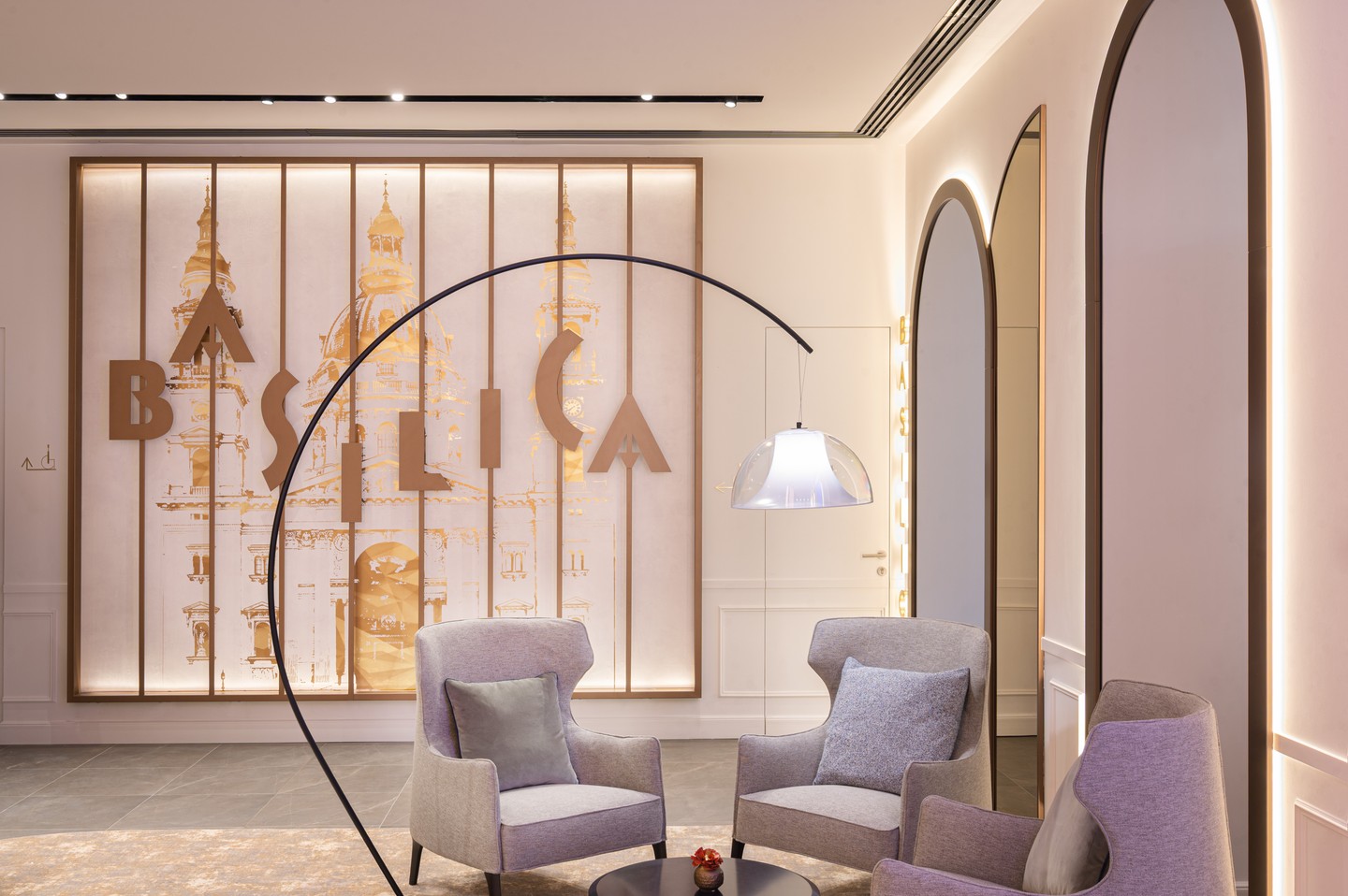 Az átalakítás során a Radisson nemzetközi sztenderdjeit követték