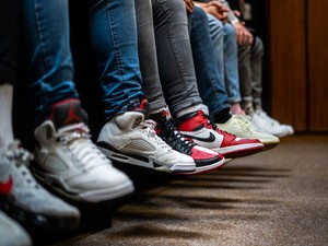 Elegánsan sportcipőben - Így mosódik össze a dizájner és az utcai divat