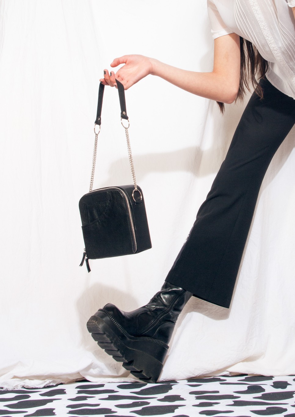 Újrahasznosított bőr kiegészítők és romantikus kötött darabok – ismerd meg Kain Eszter divattervezőt