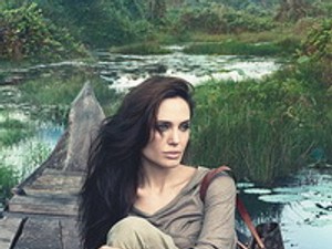 Angelina Jolie saját Louis Vuitton táskájával kampányol