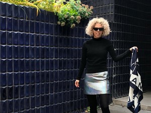 Kormos Zsófi megmutatja, milyen menő a a hologrammos szoknya és a sportcipő kombinációja!