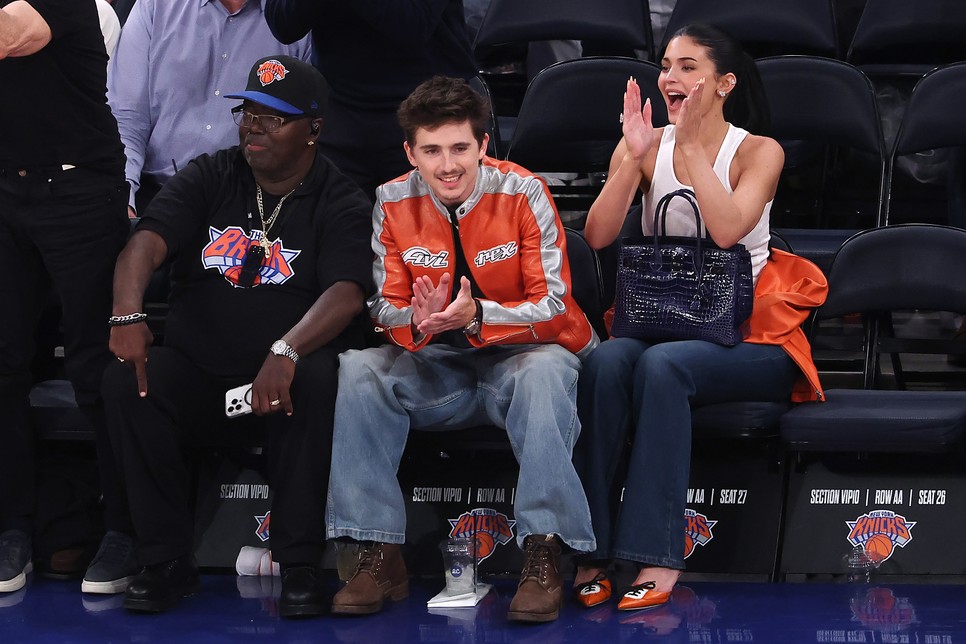 Timothée Chalamet és Kylie Jenner felszabadultan szurkol kedvenc csapatuknak összeillő szettjükben