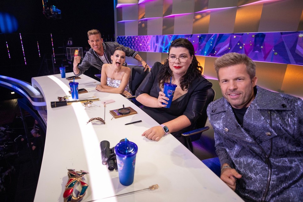 Az Álarcos Énekes nyomozói elfoglalták a helyüket