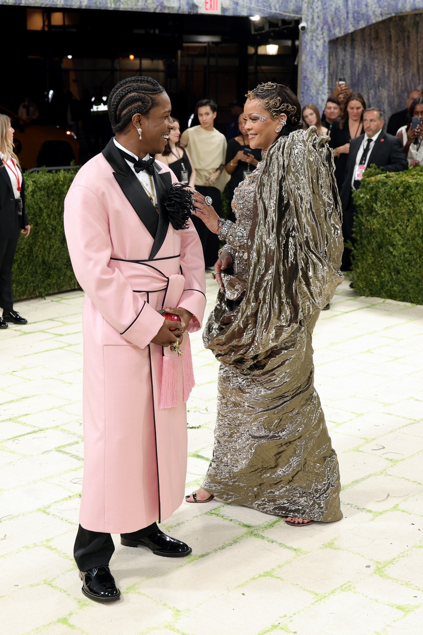 Rihanna egy csillogó, Glenn Martens által tervezett Margiela Couture-ruhában érkezett a Metropolitan Művészeti Múzeumba.