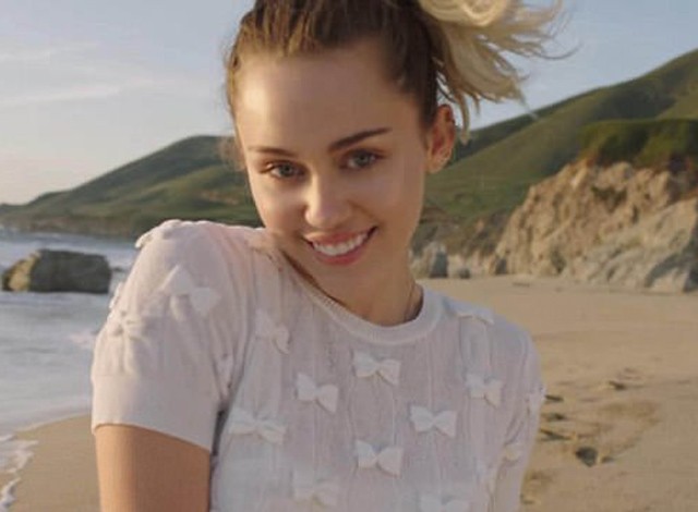 Miley Cyrus Malibu klipjében