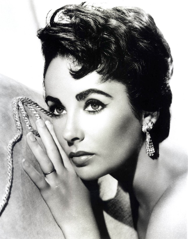 Liz Taylor olyannyira rajongott Kleopátráért, hogy még furcsa szokását is átvette. Ugyanis mindketten borotválták az arcukat. Viccesen hangzik, de ennek köszönhetően a baba hajak eltűnnek az arcról és ettől a felülete sokkal egyenletesebbnek és ragyogóbbnak tűnik. 