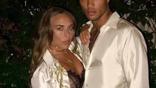 A szexi börtöntöltelék modell jól megcsinálta az életét: milliárdos barátnője máris babát vár tőle