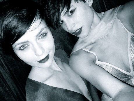 Molnár Julinak és Dencsi Adriennek szusszanásnyi ideje sem volt a BodyAMR show backstage-ében, de egy gyors közös fotó azért még belefért a GLAMOUR Online olvasóinak kedvéért.