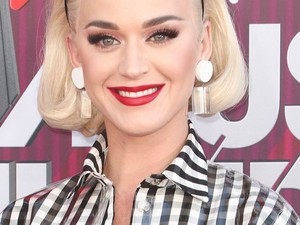 Előnytelen: Katy Perry saját karikatúrájának öltözött