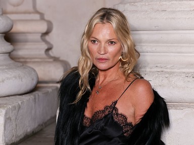 Az 52 éves Kate Moss bevállalta a meztelenruhát, és nem is viselhetné ennél stílusosabban