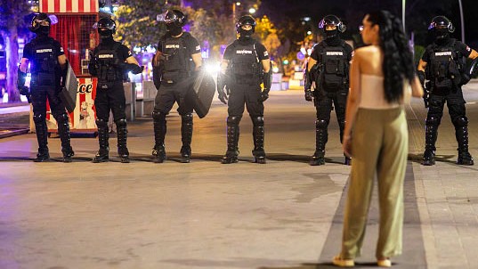 Szerb diáktüntetés Újvidéken 2025-ben, ahol a rendőrség oszlatta a napok óta tartó utcai blokádokat a kormányellenes megmozdulások során