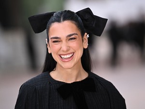 Dua Lipa káprázatos meztelenruhában ragyogott, óriási feltűnést keltett a vörös szőnyegen