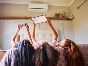 Mikor adjunk először telefont a gyerekeknek? A szakértők szerint ez az ideális kor