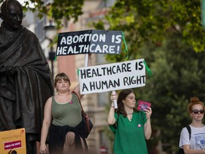 A szívhang kényszerű meghallgatása az abortuszok számát nem csökkenti, csak a nők jogait csorbítja