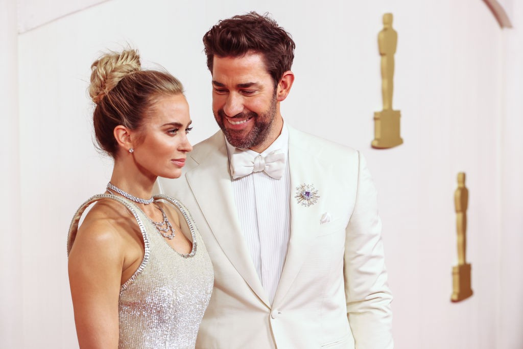 Találj valakit, aki úgy néz rád, ahogy John Krasinski Emily Bluntra. És most kapaszkodj: 16 éve vannak együtt. De nem csak a vörös szőnyegen alkotnak ennyire jó párost, hanem a filmvásznon is. A Hang nélkül című thrillerben például nem csak hogy együtt játszottak, de Krasinski maga rendezte a filmet. 