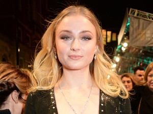 Csaknem kiestek a Trónok harca sztárjának a mellei ebből a ruhából