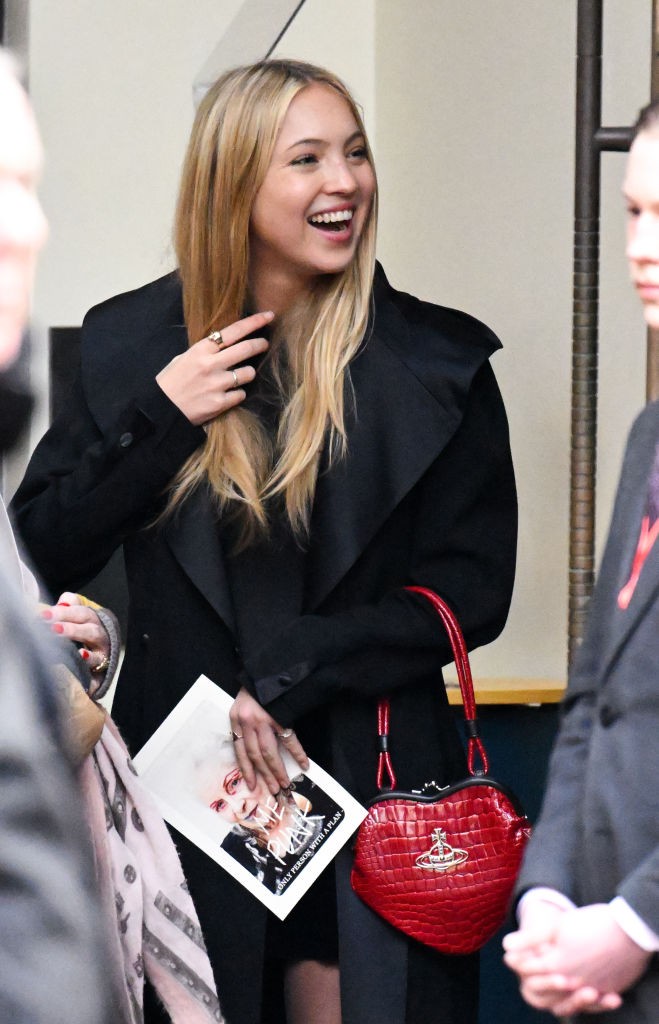 Lila Moss, kate Moss lánya egy klasszikus Vivienne Westwood táskával 