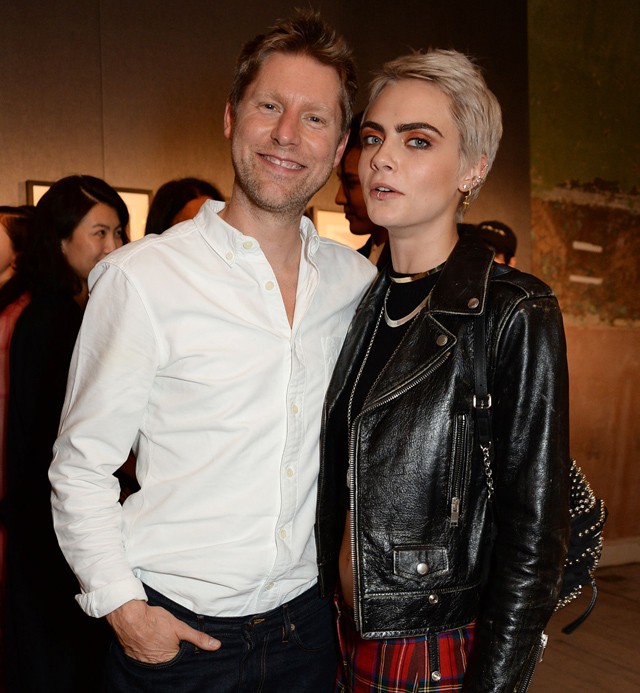 Cara Delevingne és a Burberry tervezője, Christopher Bailey