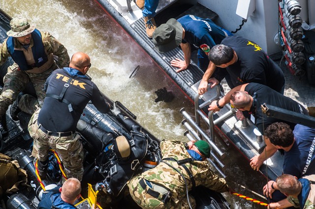 3. díj: hír-eseményfotó- Balogh Zoltán - diver in danger