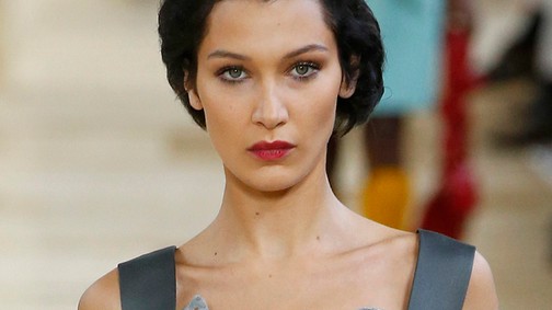 Képtelenség eldönteni, hogy Bella Hadid retro bubifrizurája menő vagy ciki