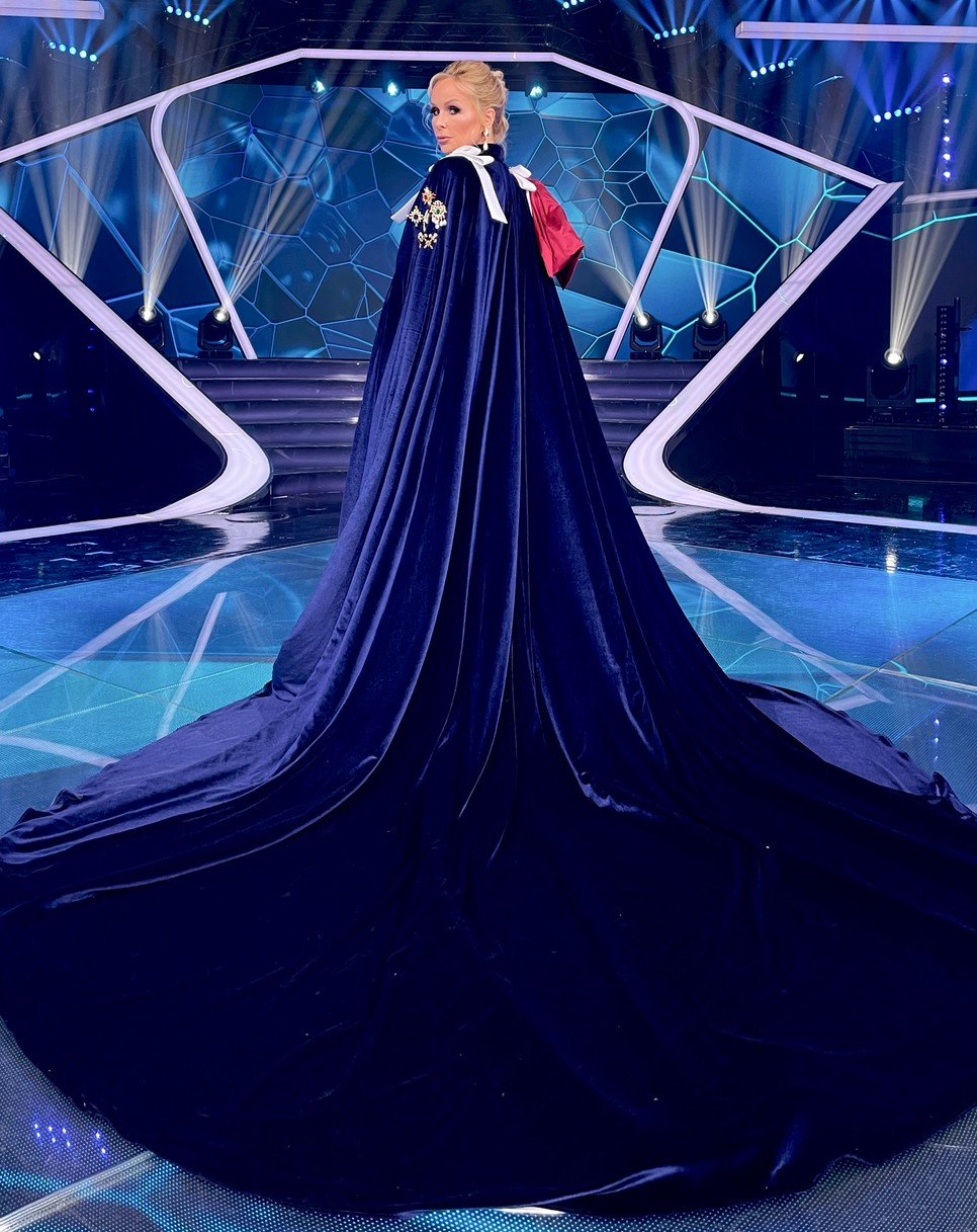 Köllő Babett kilenc méteres palástban vonult be a Sztárban sztár negyedik évfolymának első showjára