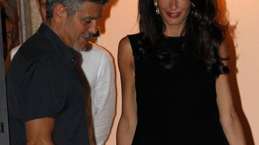 Bakfisnak öltözött Amal Clooney a randira