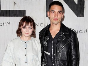 Maisie Williams és a pasija ugyanolyan sminkben, igen sminkben