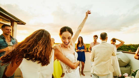 Nemcsak a TikTokon, a hús-vér házasulandók körében is hasít az anti-bride trend, mi pedig odáig vagyunk érte