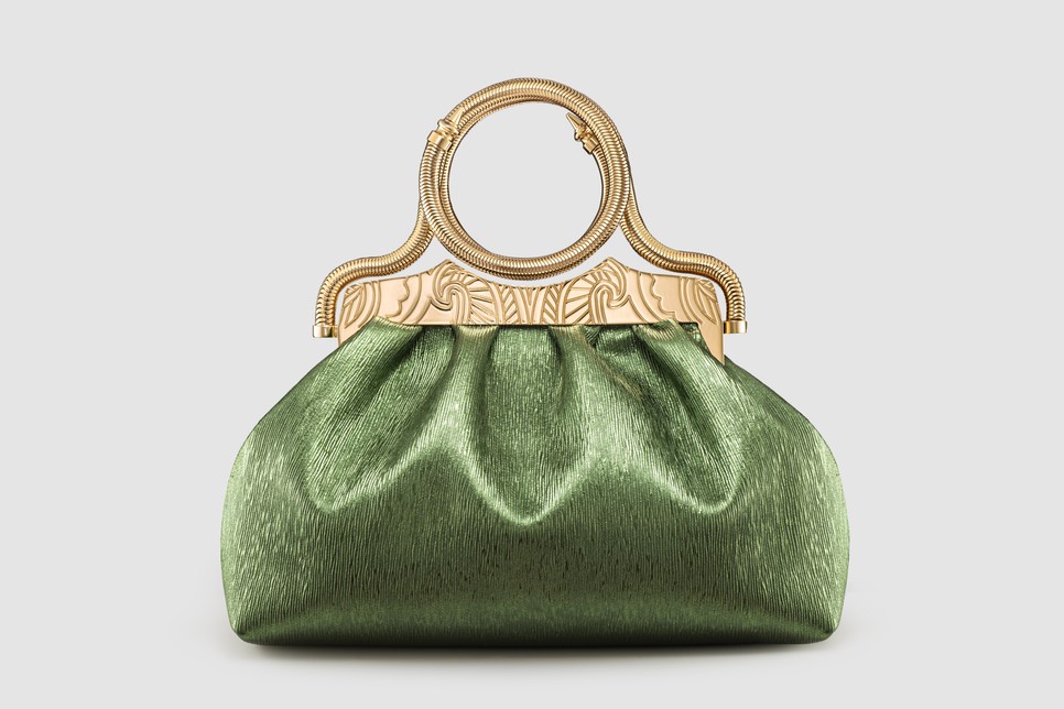 Az Okhtein luxustáskái a Khan-el-Khalili piac kis kis sikátoraiban fellelhető alkalmi tárkákat idézik, melyeknek fém részit aprólékos kézi munkával akalítják. Egy ilyen táska évszázadokon keresztül öröklődhet