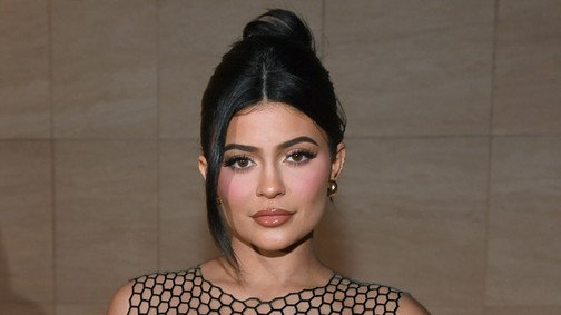 Kylie Jenner egyszerűen szép ebben az ezüst miniruhában