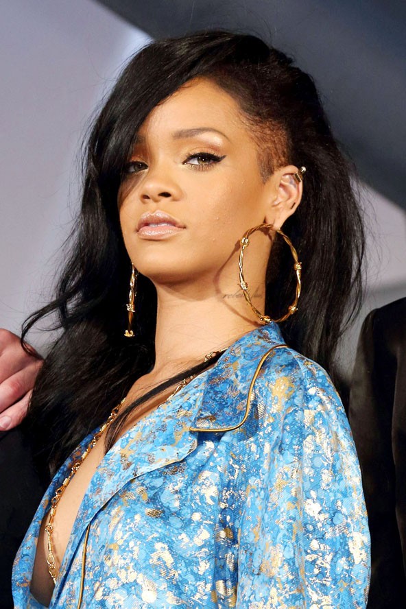 2012-ben Rihanna is behódolt az oldalt felnyírt trendnek.