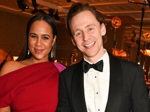 Tom Hiddleston menyasszonyával lépett a vörös szőnyegre, csak úgy sugárzik a boldogságtól a pár