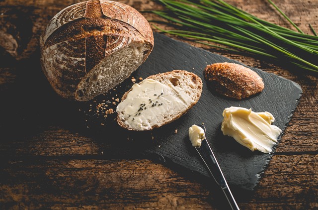 Házi kenyér vajjal