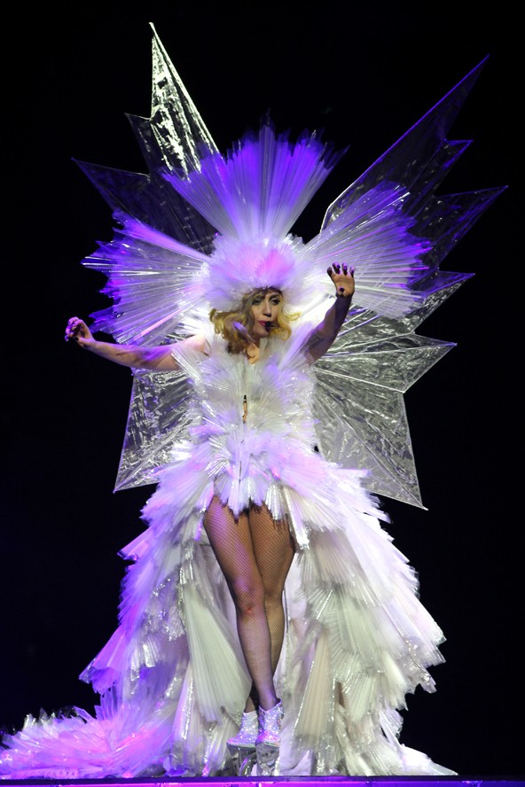 A 2010-es világkörüli túrné fellépő ruháinak egy másik eszméletlen darabjában.