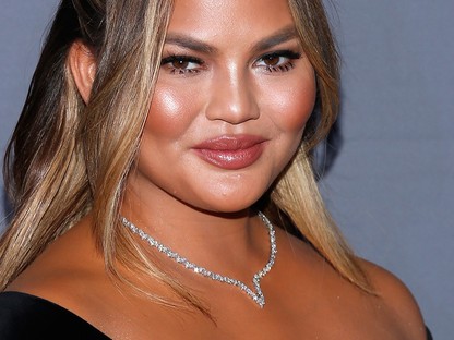 Chrissy Teigen igazán belevaló anyuka: extraminiben feszít a vörös szőnyegen