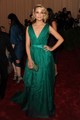 A tavalyi Costume Institute gálára káprázatos smaragdzöld ruhában érkezett.