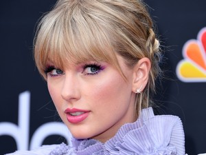 Micsoda? Taylor Swift haját simán átfestették a díjátadó közben