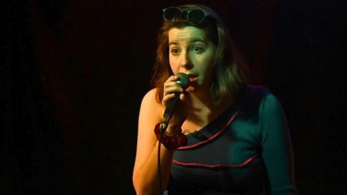 „Nő vagyok, vicces, és nem kérek elnézést” – Ress Abigél felrobbantja a hazai stand-upot