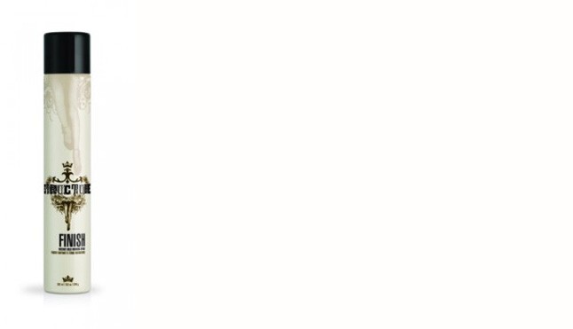 A modellek oldalra fésülték