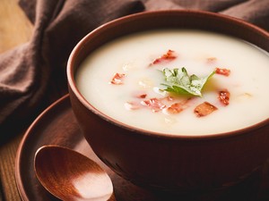 Egy egész lábassal megennél belőle: burgonyakrémleves pirított baconnel