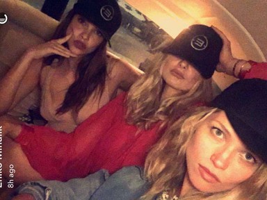 Palvin Barbi és Mihalik Enikő bikiniben szexiskednek a medence szélén