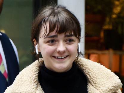 A Trónok harca fiatal sztárja rajta tartja az ujját a divat ütőerén - Ilyen stílusos New Yorkban