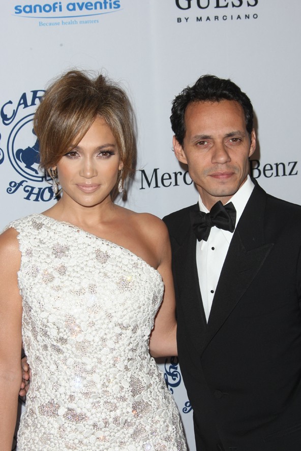 Jennifer Lopez és Marc Anthony. A díva röviddel Ben Affleck után kezdett el járni Anthonyval, amit 2004-ben házasság követett. Az énekes azonban 2012-ben beadta a válókeresetet. Több pletyka is felmerült, hogy mi is lehetett a valódi ok a válásra. Egy biztos, a pár nyilatkozata szerint nehéz döntés volt a szétválás, de jó viszonyban, baráti kapcsolatban maradtak, hiszen ikreiket, Maxet és Emme-t közösen nevelik. 