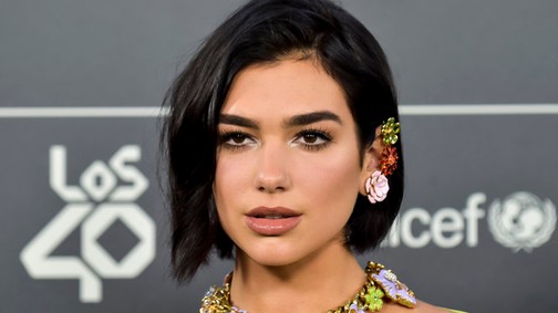 A diszkógömb nem csillog úgy, mint Dua Lipa ebben a ruhában