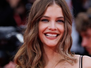 Ez tényleg ő? Palvin Barbara smink nélkül, köntösben is olyan, mint egy valóra vált álom